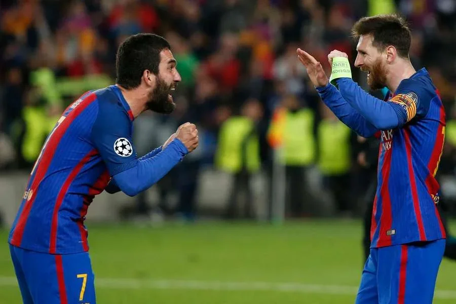 Arda Turan celebrando con Lionel Messi en el Barcelona.