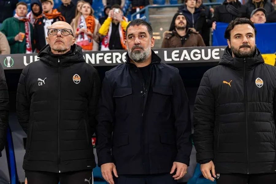 Turan y su cuerpo técnico antes de los cuartos de final de la Conference