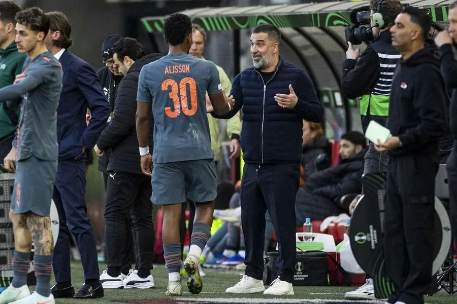El entrenador del Shakhtar, Arda Turan, con el delantero Alison.