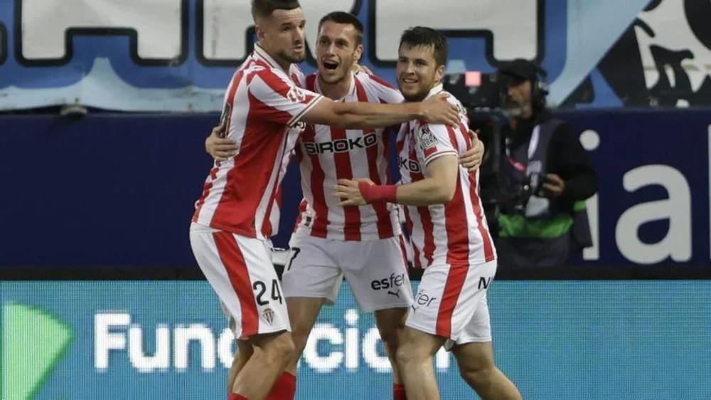 Por la izquierda, Justin Smith, Dubasin y Guille Rosas celebran el gol del Sporting ante el Málaga en La Rosaleda. | MIGUE FERNÁNDEZ / FACTORÍA 9